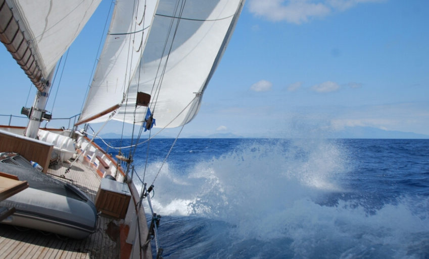Segelboot gegen den Wind